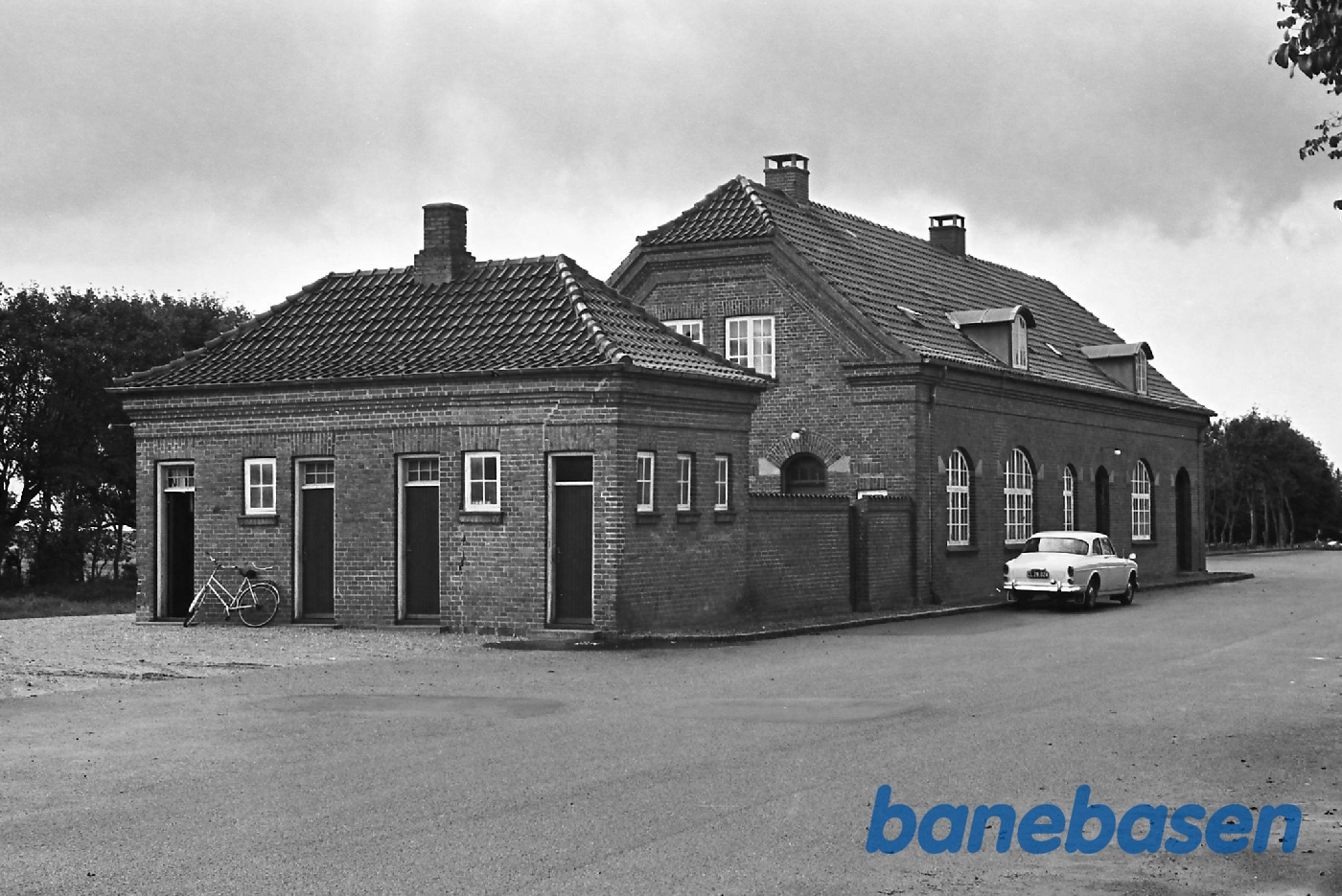 Stationen set fra gaden Stationen set fra gaden