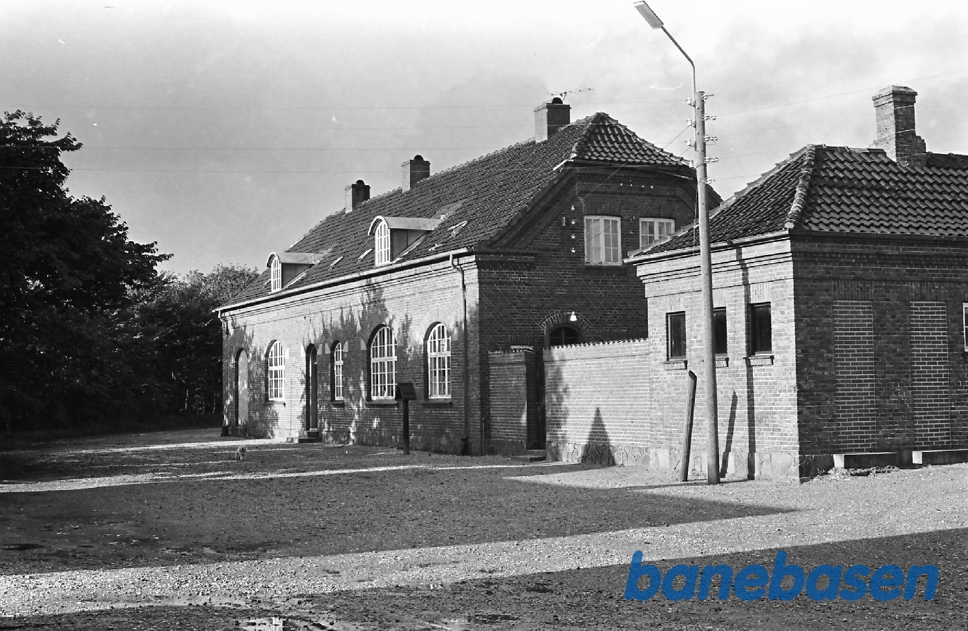 Stationen set fra gaden Stationen set fra gaden