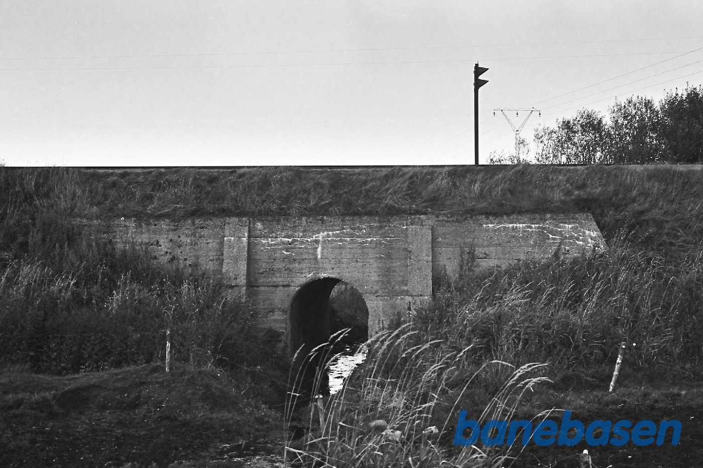 Bro før Ramme over Ramme å. I-signalet til Ramme står oven på broen Bro før Ramme over Ramme å. I-signalet til Ramme står oven på broen