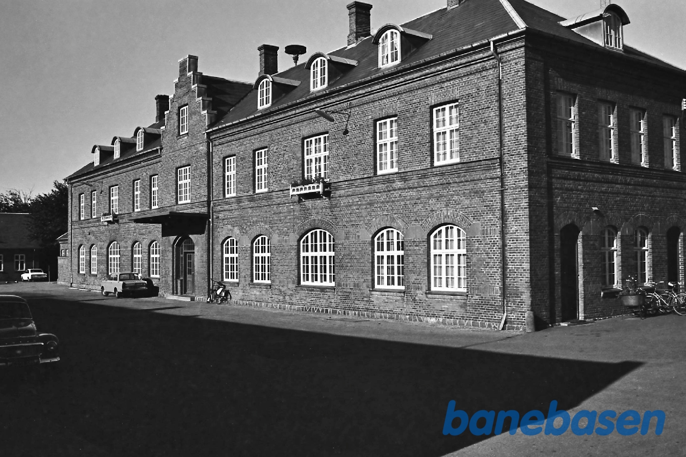 Stationen set fra gaden Stationen set fra gaden