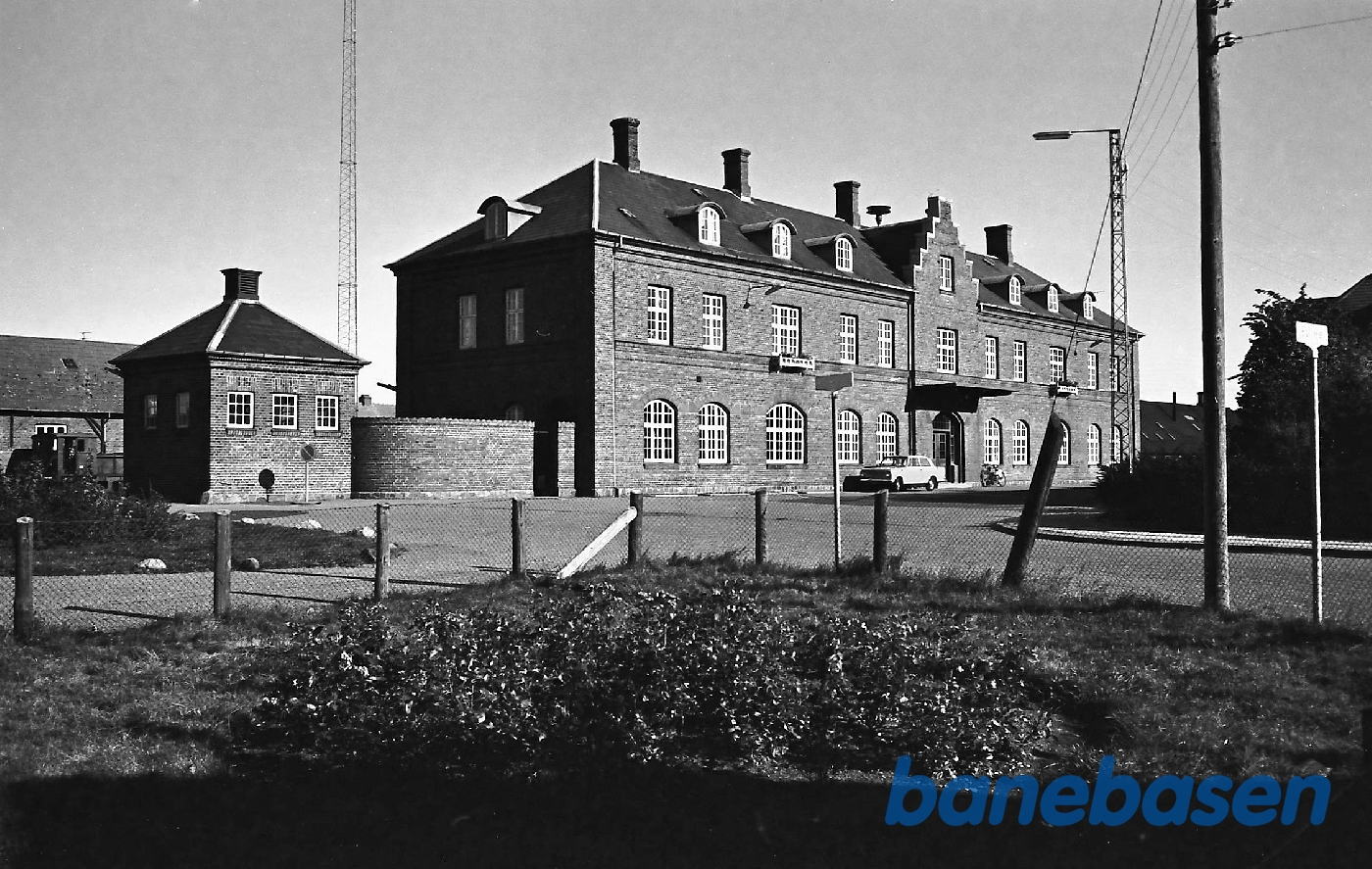 Stationen set fra gaden Stationen set fra gaden