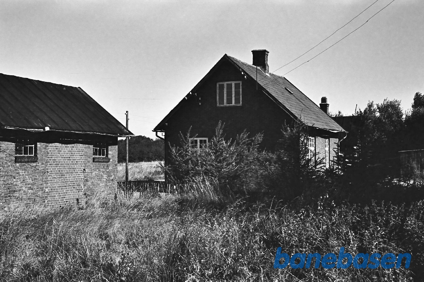 Stationen fra bagsiden Stationen fra bagsiden