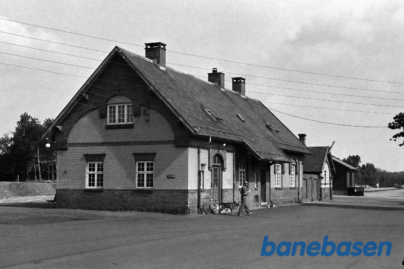 Stationsbygningen set fra gaden Stationsbygningen set fra gaden