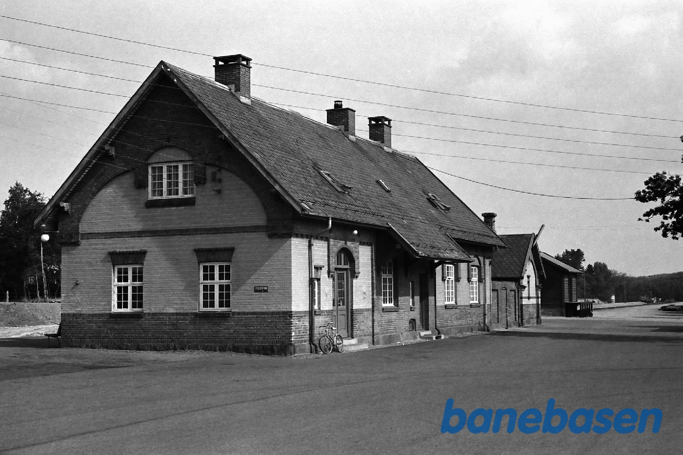 Stationsbygningen set fra gaden Stationsbygningen set fra gaden