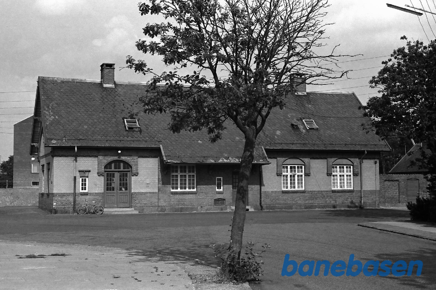Stationsbygningen set fra gaden Stationsbygningen set fra gaden