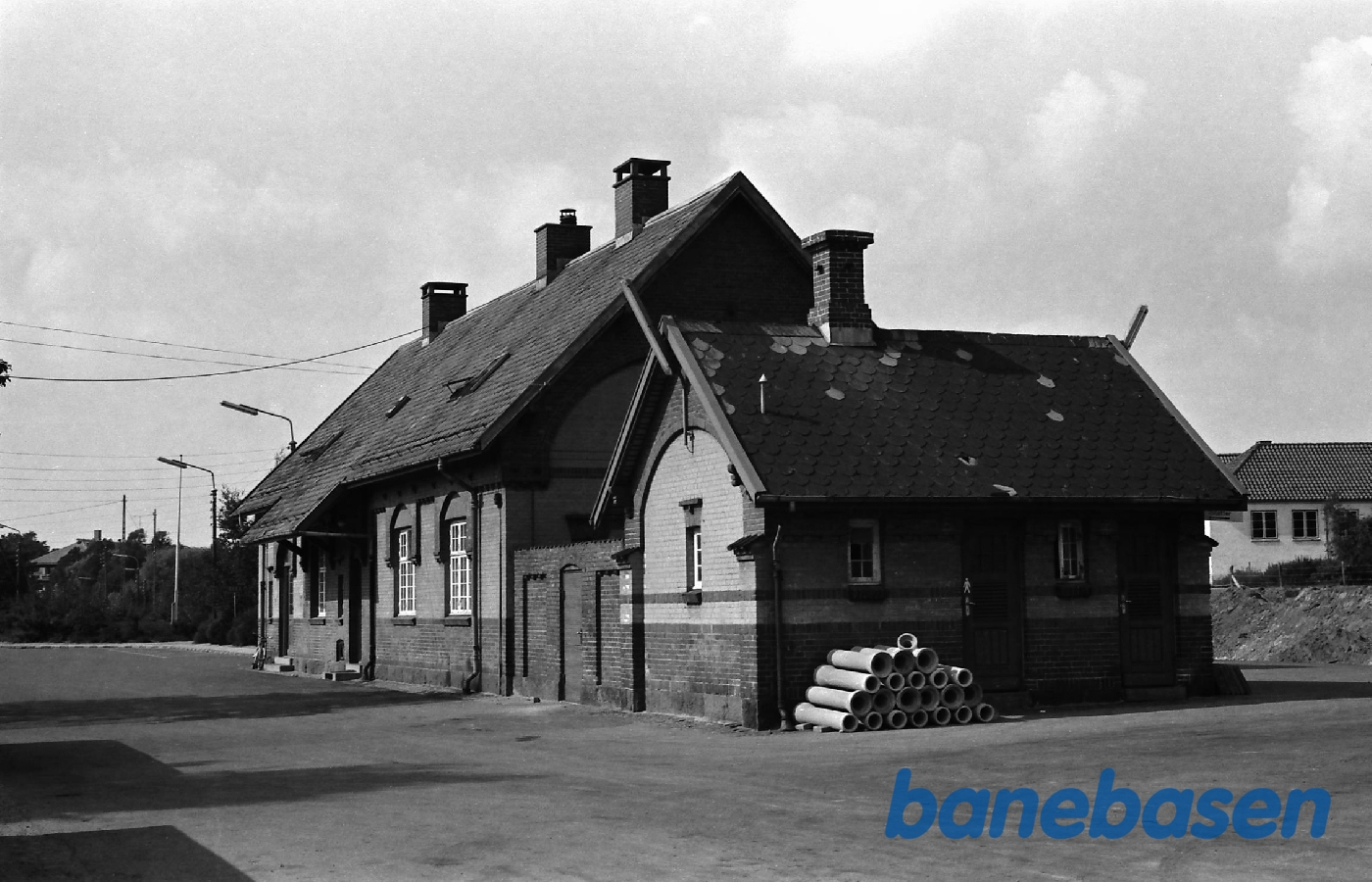 Stationsbygningen set fra gaden Stationsbygningen set fra gaden