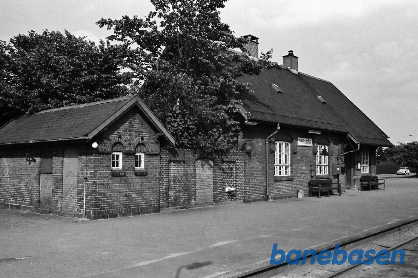 Stationsbygningen fra perron Stationsbygningen fra perron