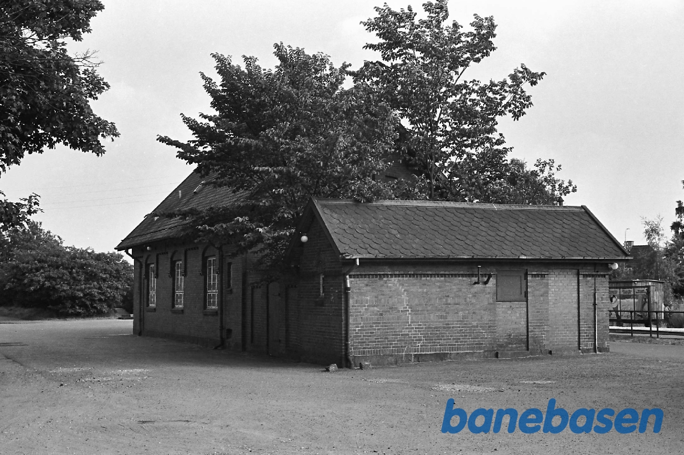 Stationsbygningen fra gaden Stationsbygningen fra gaden