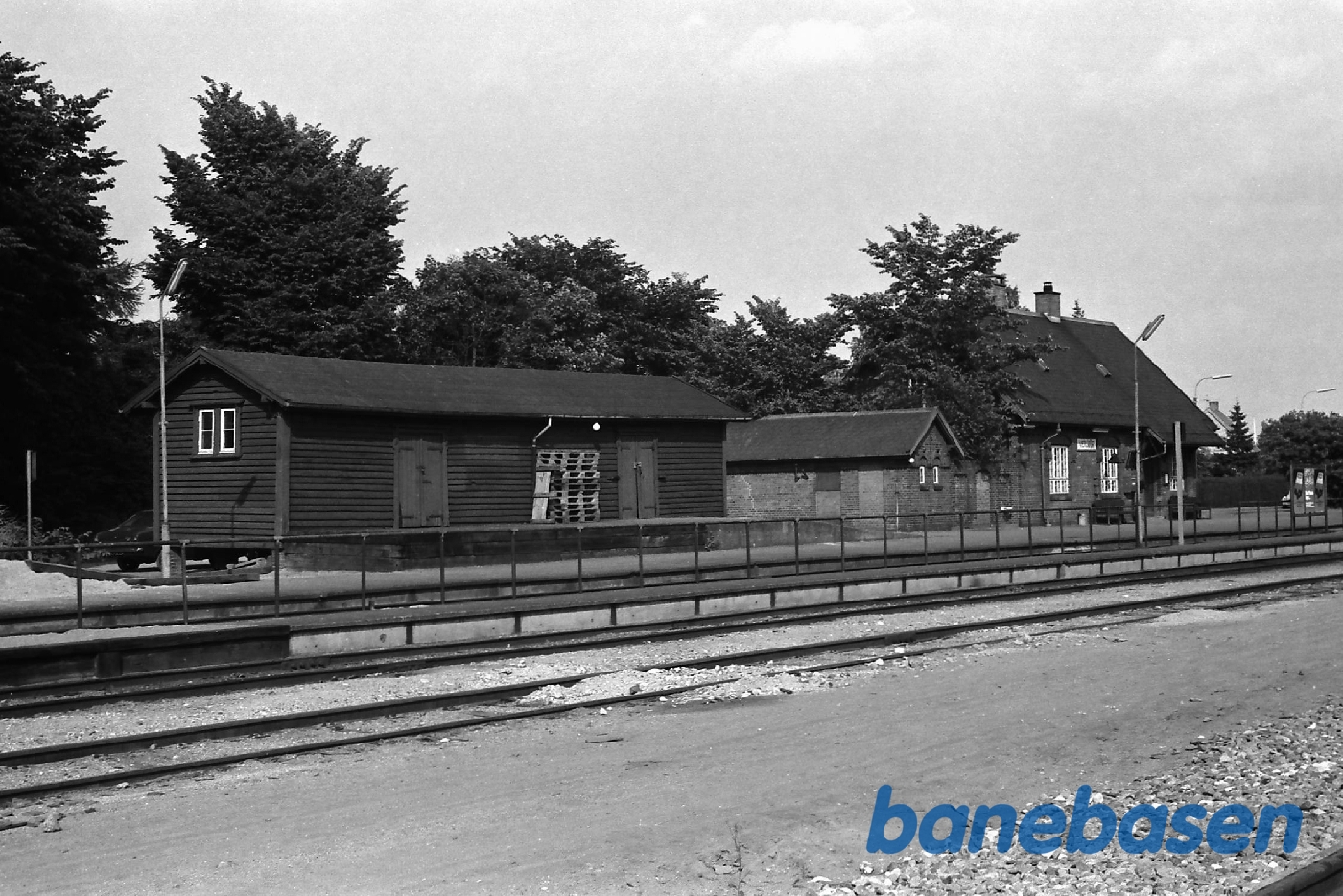 Stationsbygningen fra perronen Stationsbygningen fra perronen