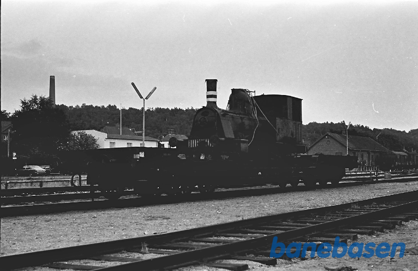 Damplokomotiv på transportvogn. Lokomotivet er DDS nr. 10 eller 11. Formentlig tidligere HS 399 Damplokomotiv på transportvogn. Lokomotivet er DDS nr. 10 eller 11. Formentlig tidligere HS 399