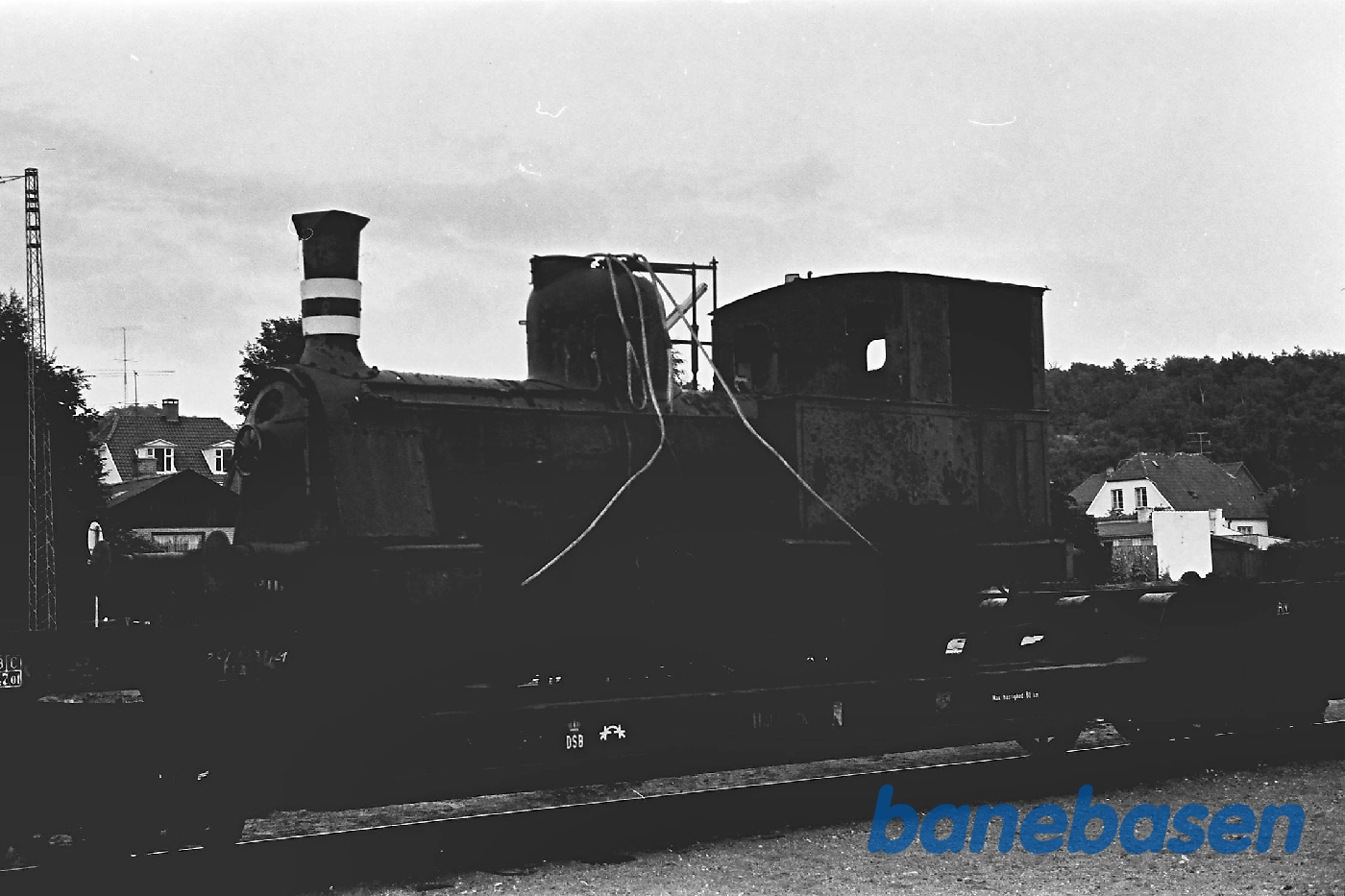 Damplokomotiv på transportvogn. Lokomotivet er DDS nr. 10 eller 11. Formentlig tidligere HS 399 Damplokomotiv på transportvogn. Lokomotivet er DDS nr. 10 eller 11. Formentlig tidligere HS 399