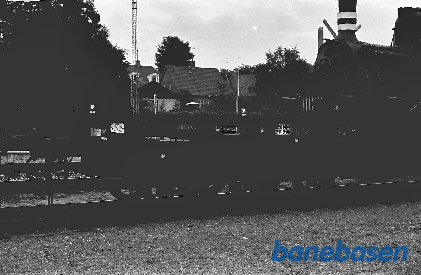 Damplokomotiv på transportvogn. Lokomotivet er DDS nr. 10 eller 11. Formentlig tidligere HS 399 Damplokomotiv på transportvogn. Lokomotivet er DDS nr. 10 eller 11. Formentlig tidligere HS 399