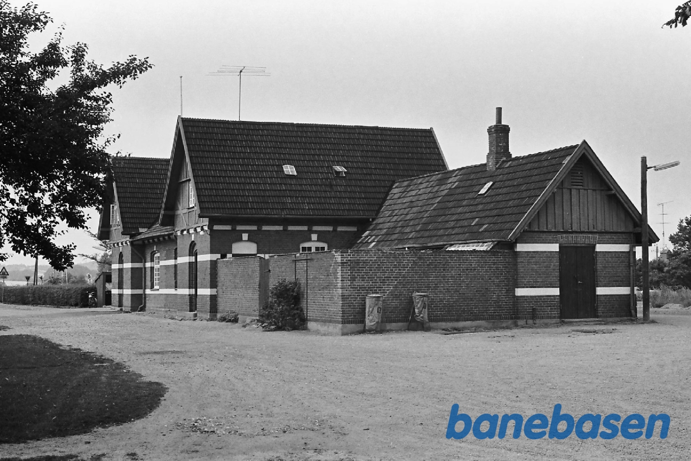Stationen set fra gaden Stationen set fra gaden
