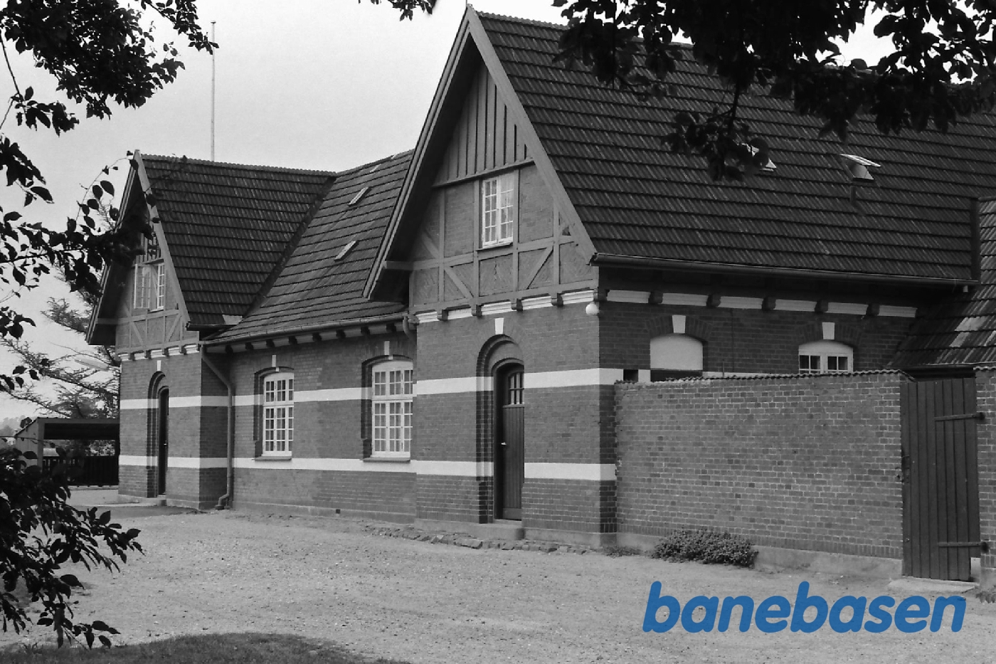Stationen set fra gaden Stationen set fra gaden
