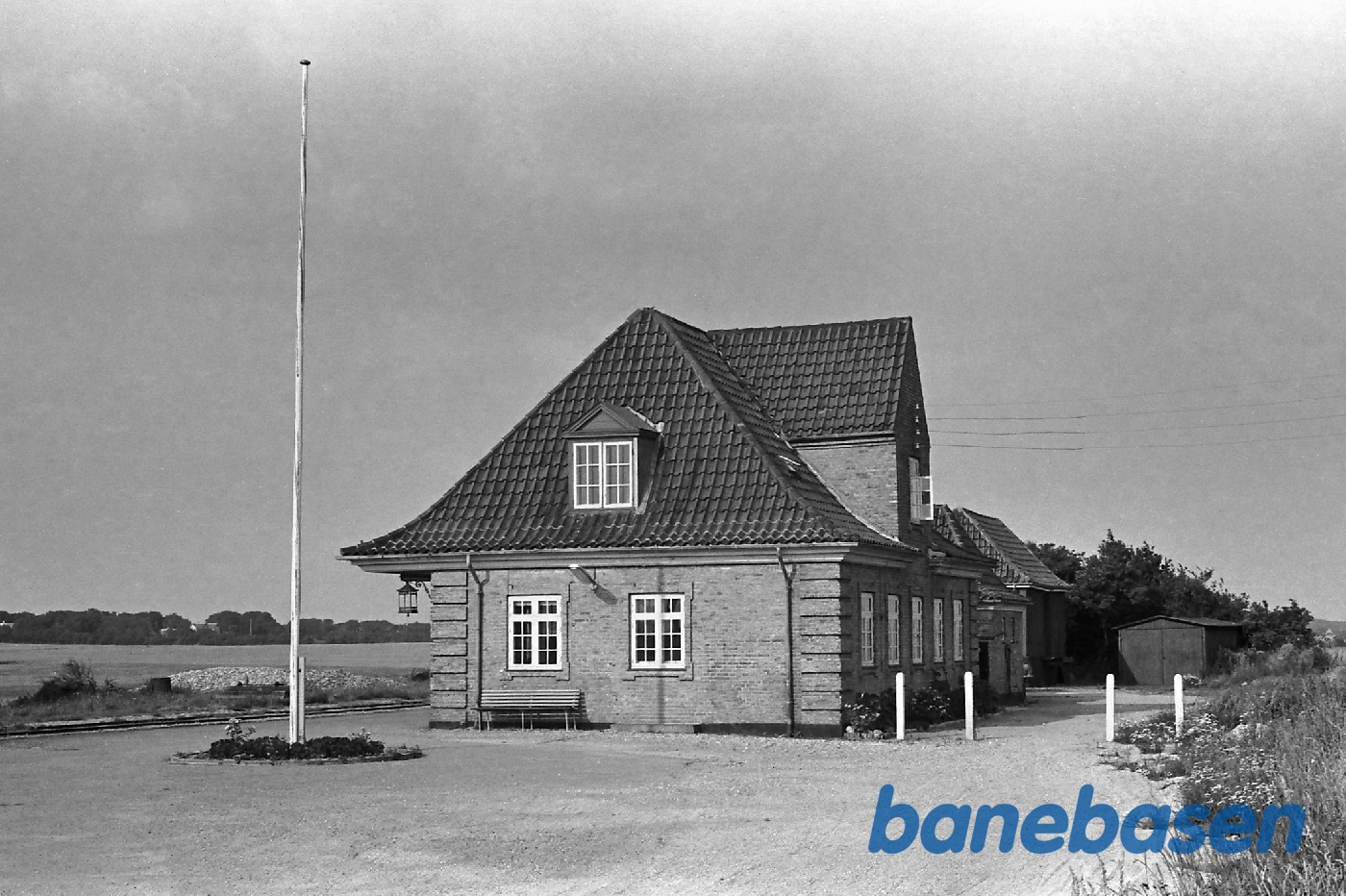 Stationen set fra gaden Stationen set fra gaden