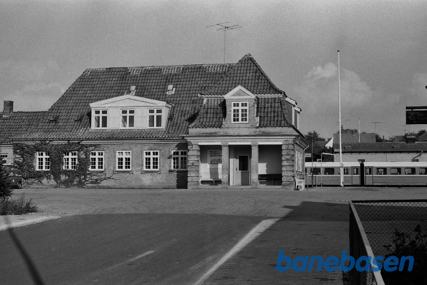Stationen set fra gaden Stationen set fra gaden