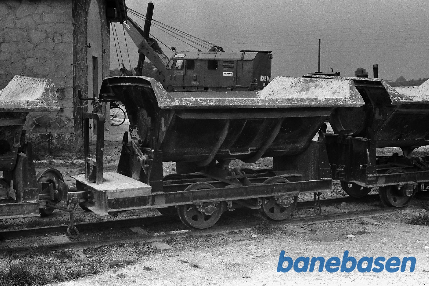 Smalspor. Tipvogn med skruebremse Smalspor. Tipvogn med skruebremse