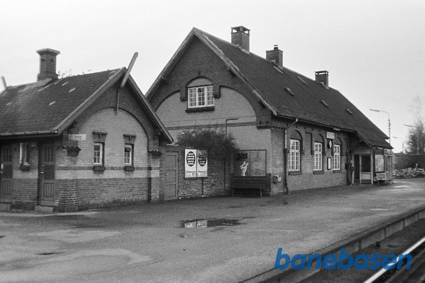 Stationen fra perronen Stationen fra perronen