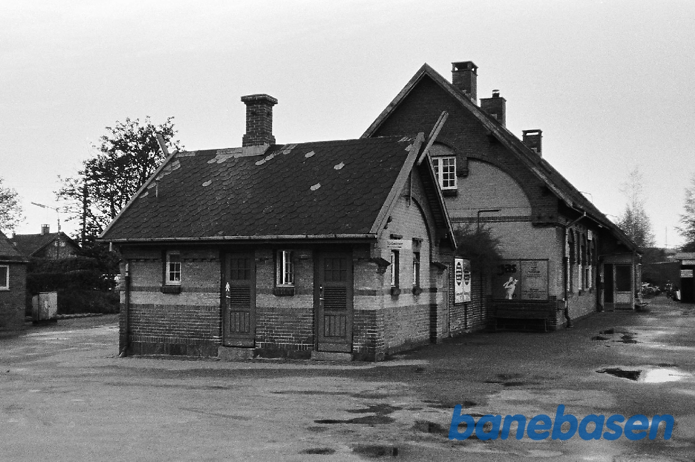 Stationen fra perronen Stationen fra perronen