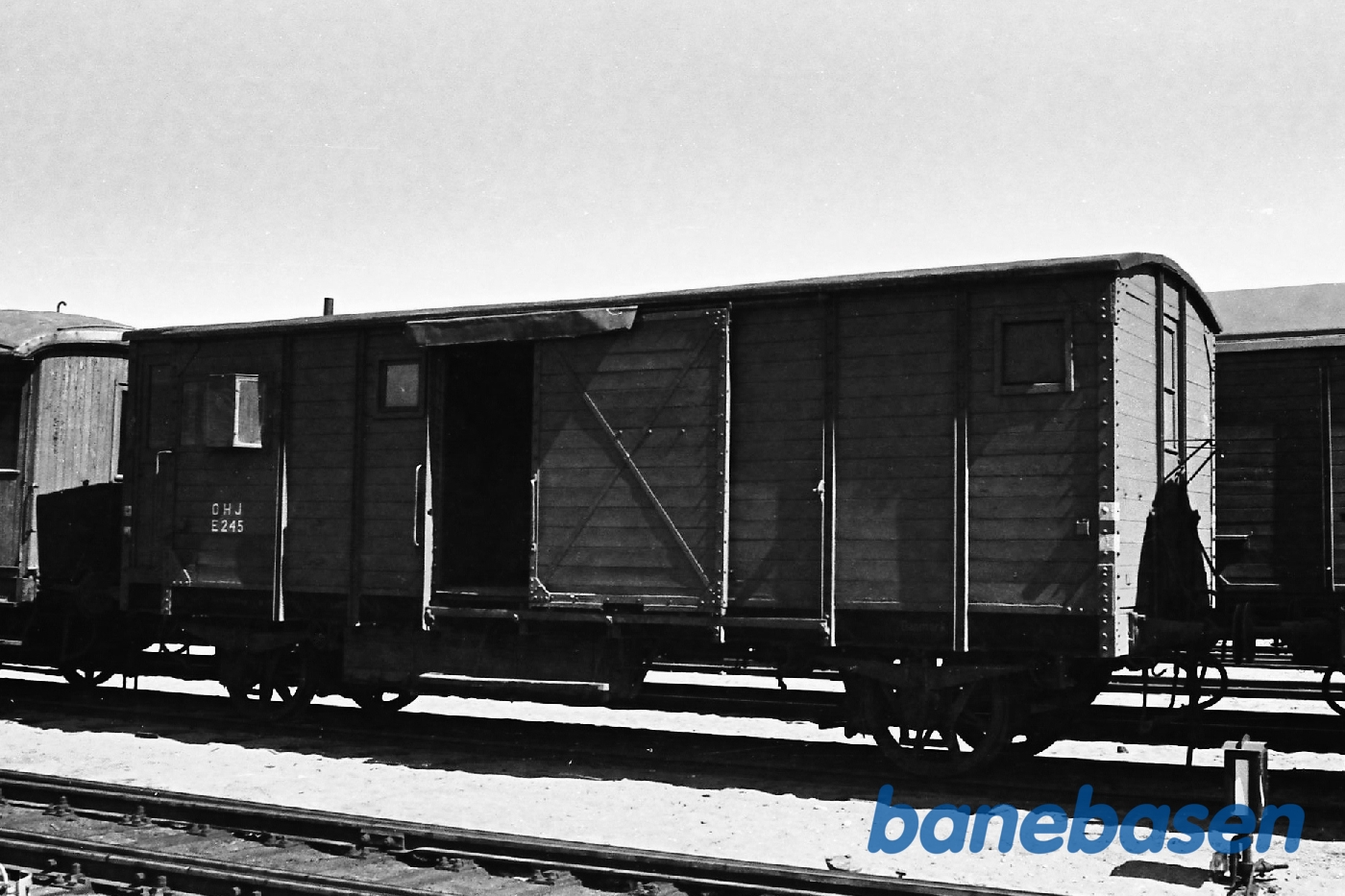 E 245 E 245