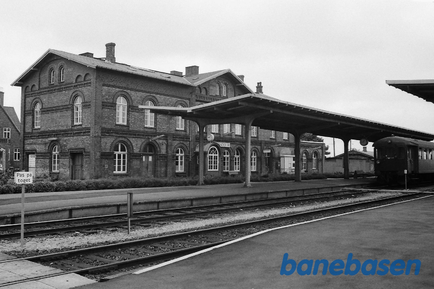 Stationen fra perronen Stationen fra perronen