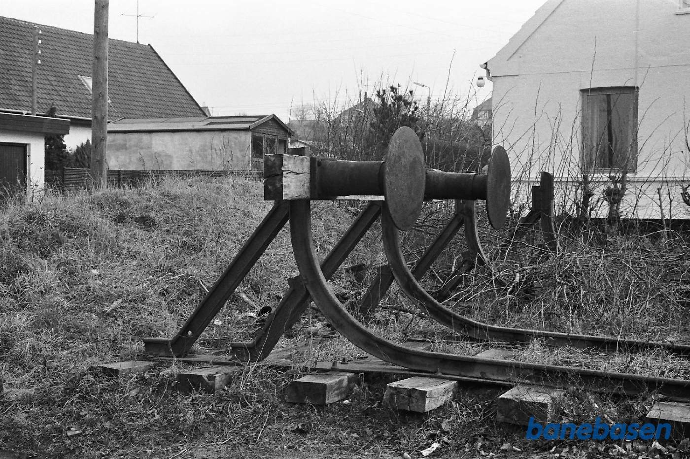 Stopbom med gamle personvogns buffer