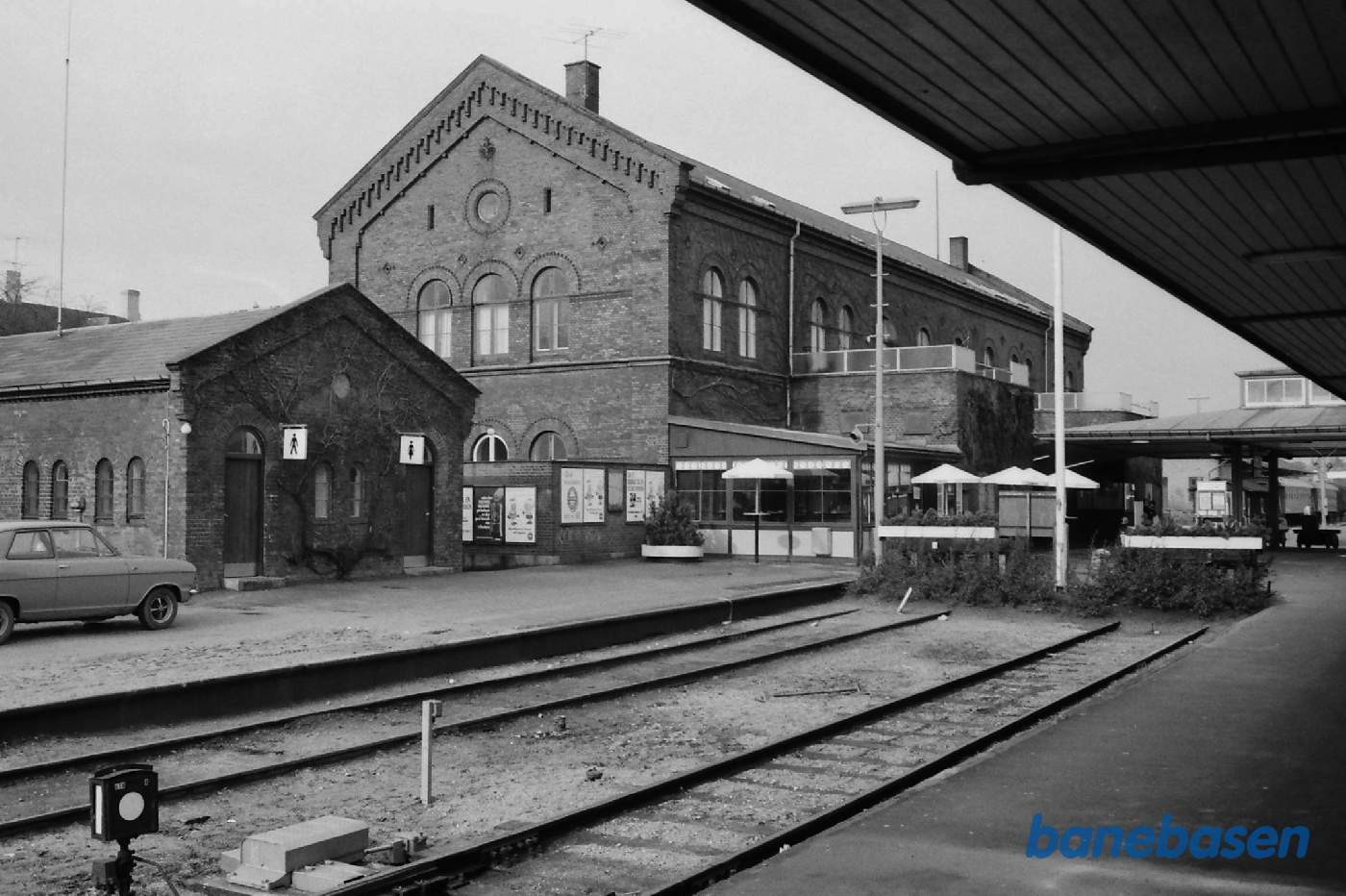 Station fra perronsiden Station fra perronsiden