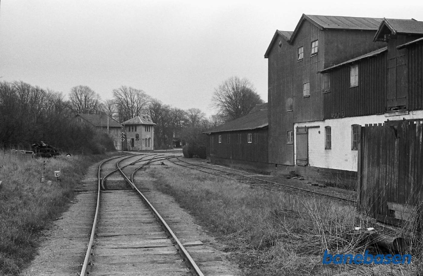 Stationen. Indkørslen