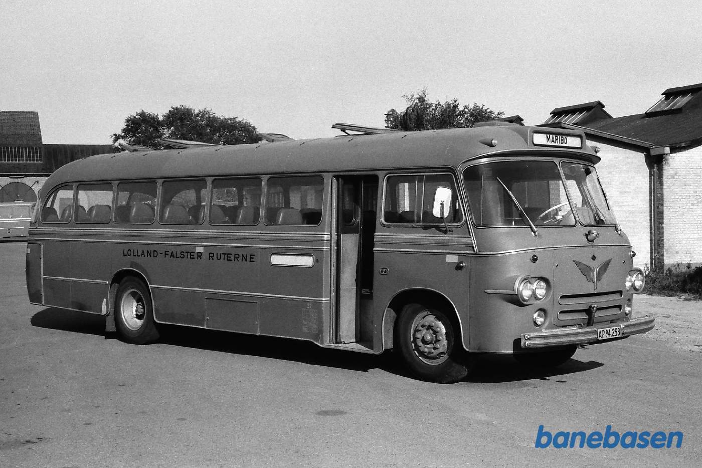 Bussen holder ved busværkstedet i Maribo