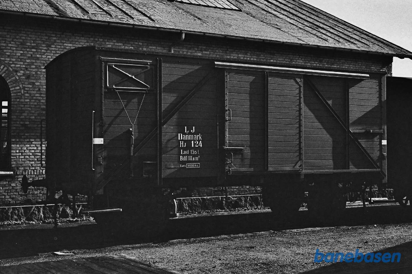 Hj 124 holder ved værkstedet