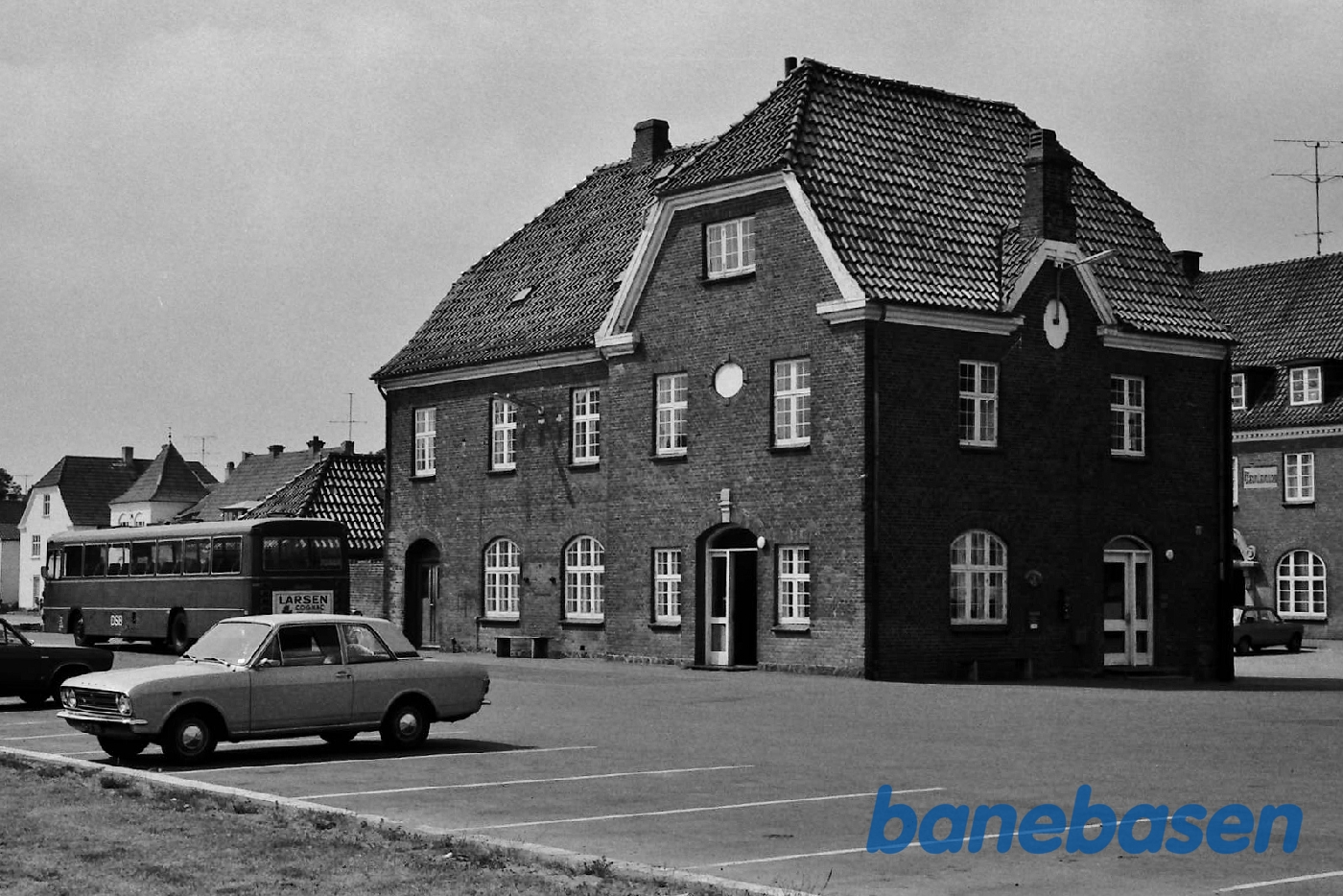 Stationen fra perronen Stationen fra perronen