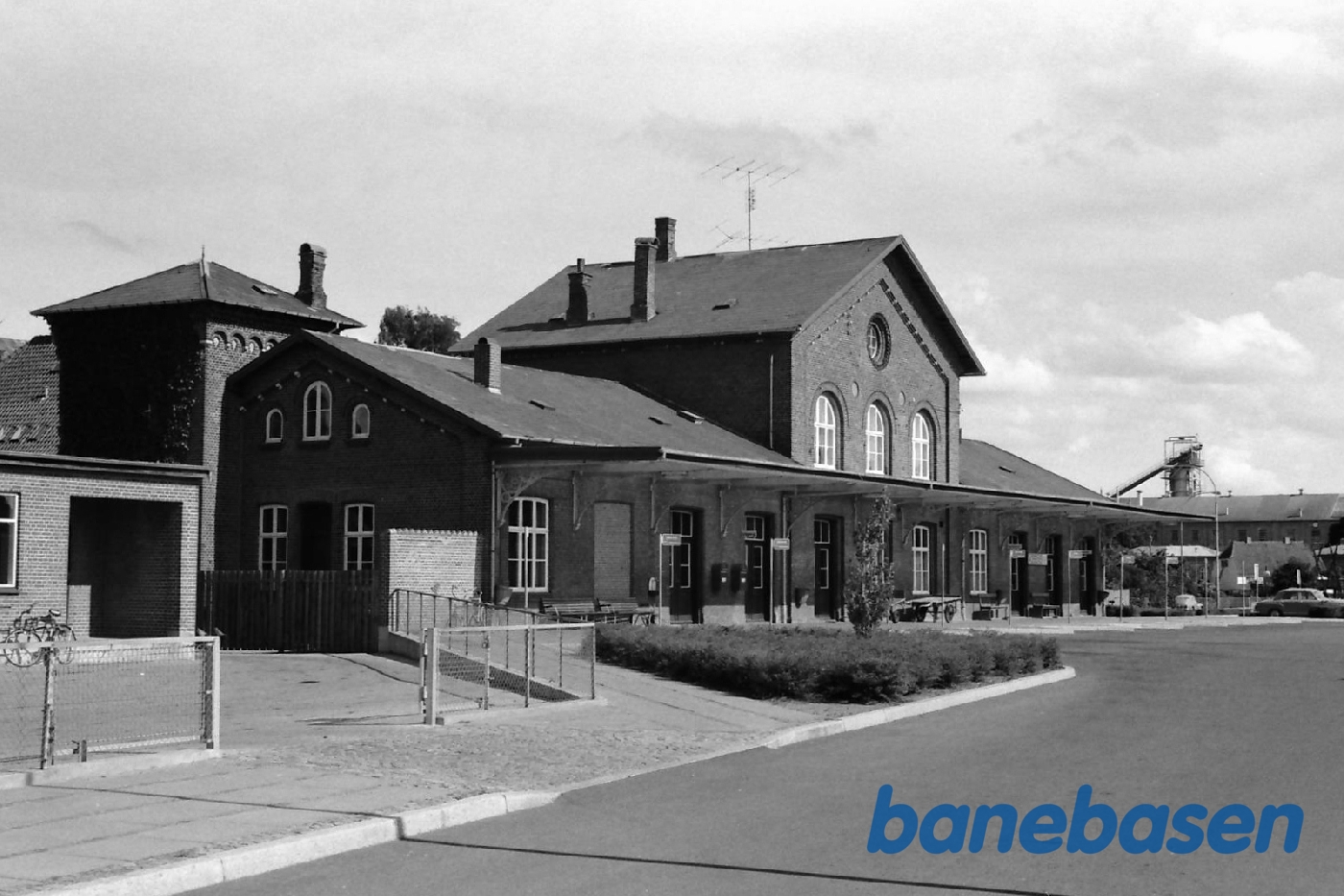 Stationen fra perronen Stationen fra perronen