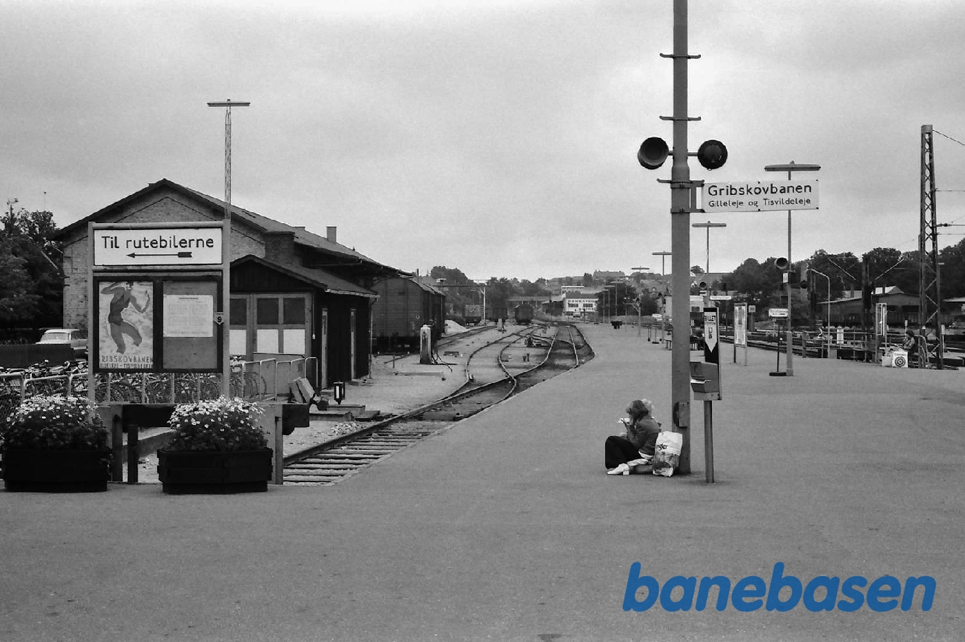 Stationen fra perronen Stationen fra perronen