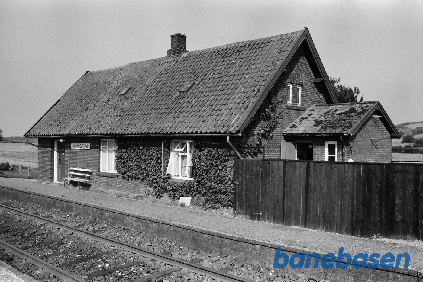 Stationen fra perron Stationen fra perron