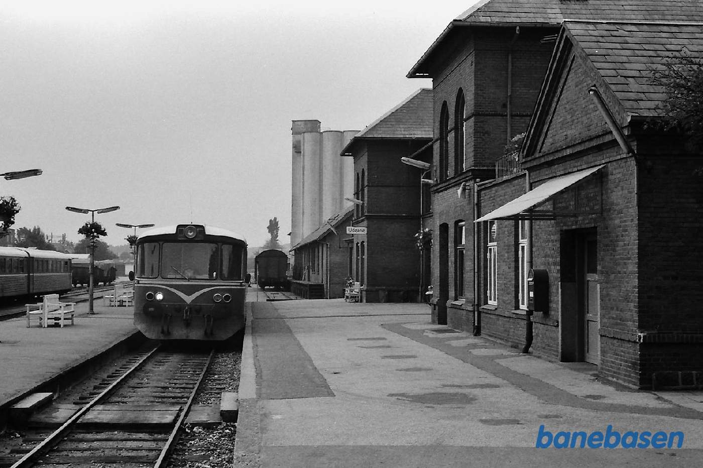 Tog ved perron Tog ved perron