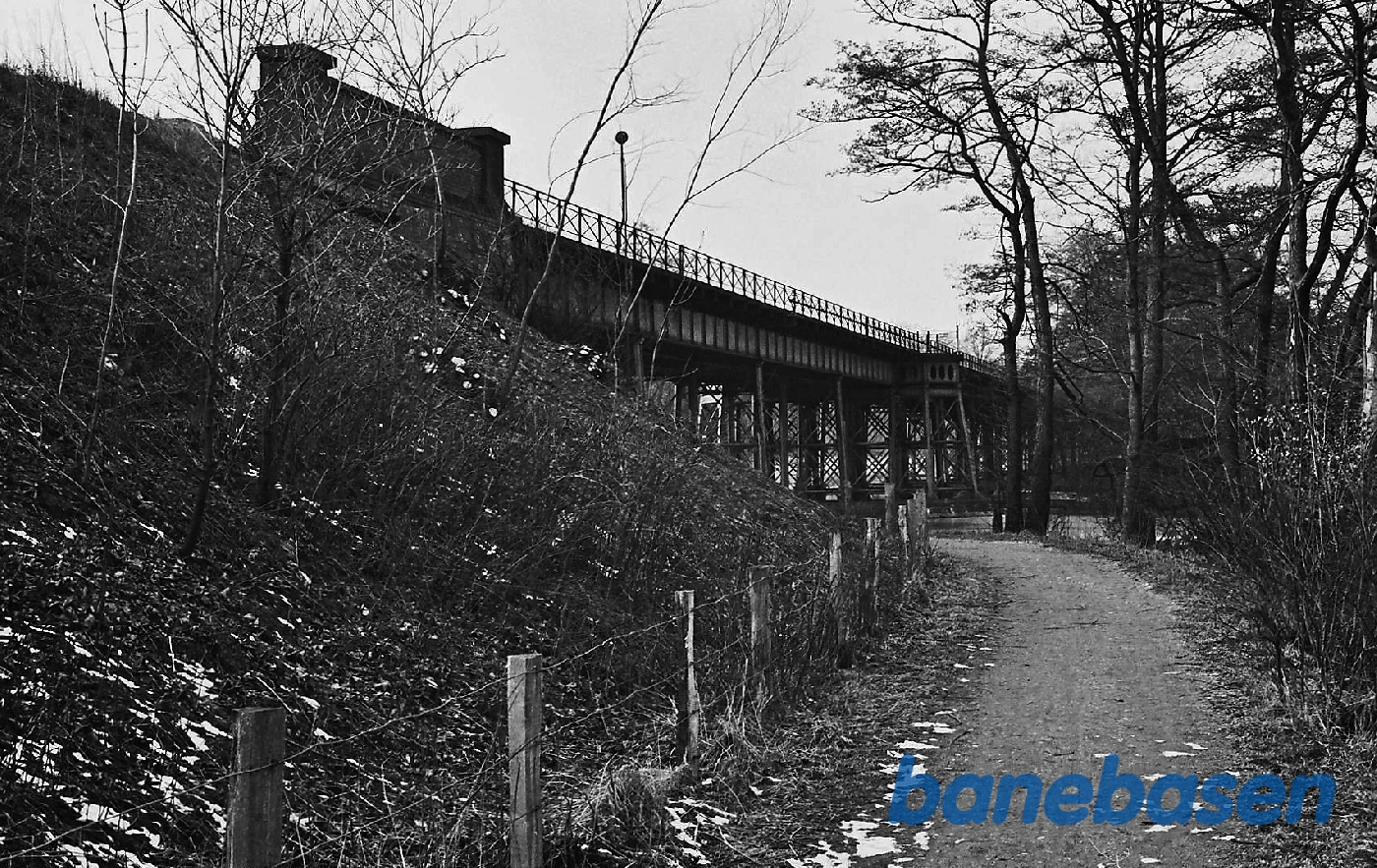 Strandmøllebroen fra sti Strandmøllebroen fra sti