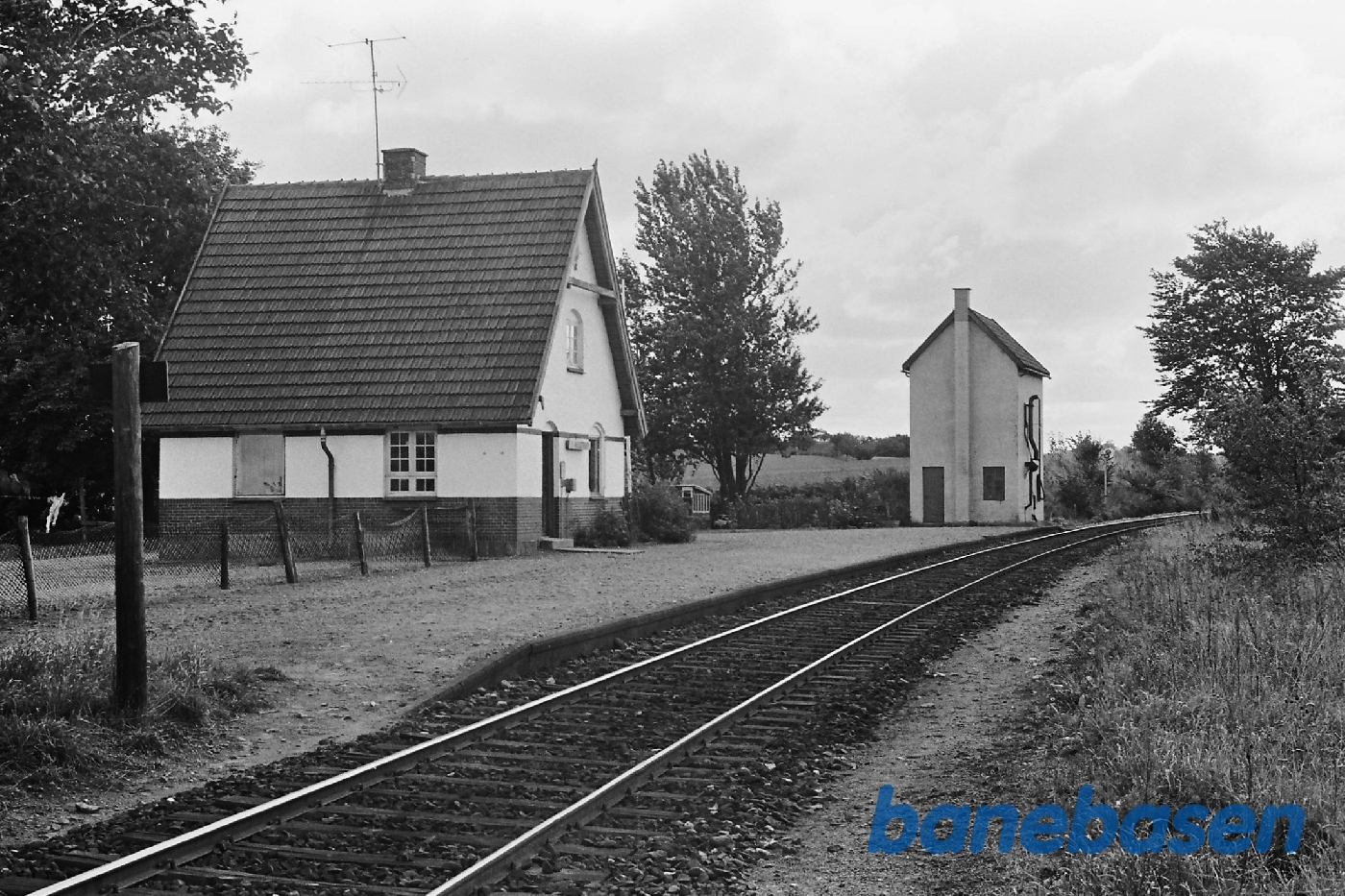 Trinbræt med vandkran Indkørsel fra Nykøbing S Trinbræt med vandkran Indkørsel fra Nykøbing S