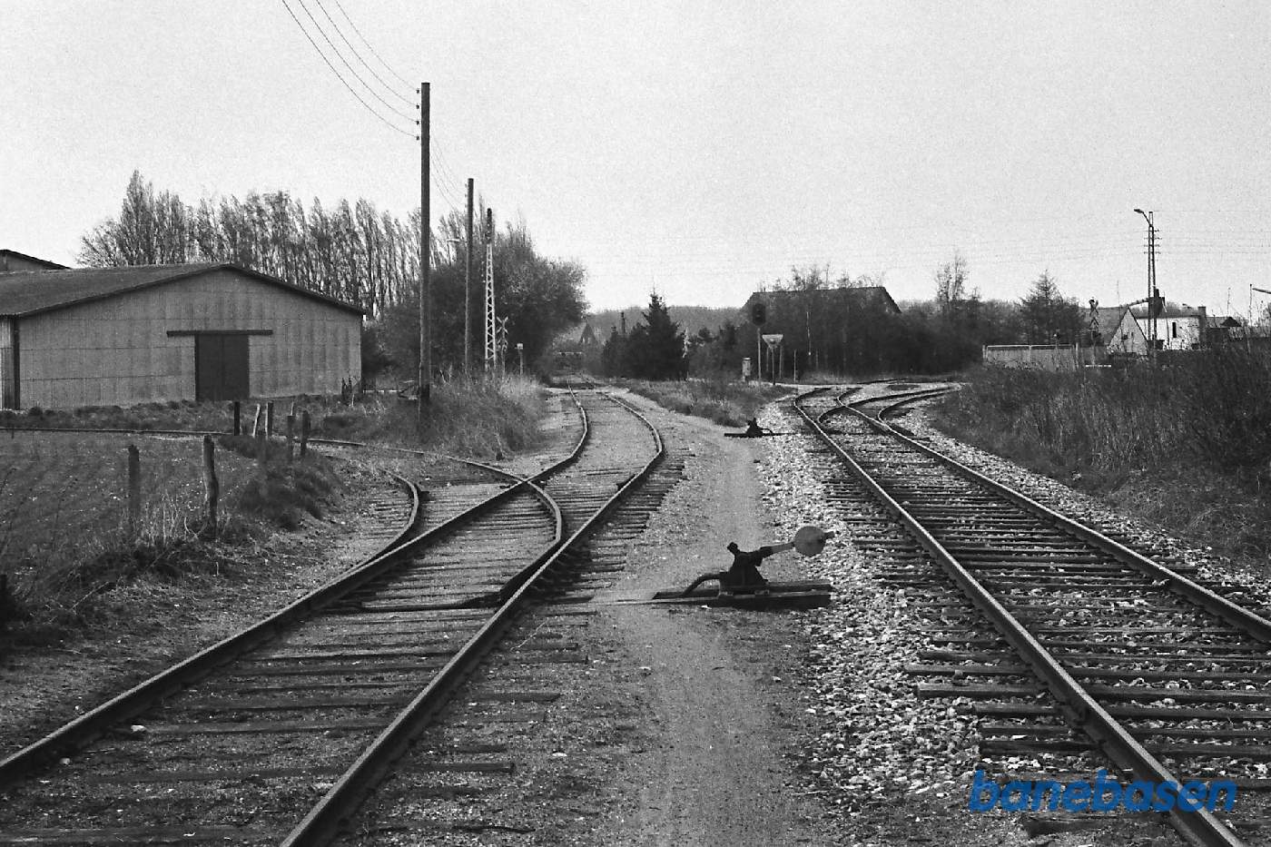Nye og ældre Bandholmbane. Til venstre linjeføring 1920-43, til højre linjeføring fra 1943. Desuden sidespor til LF frøforsyning og Qvade såsæd