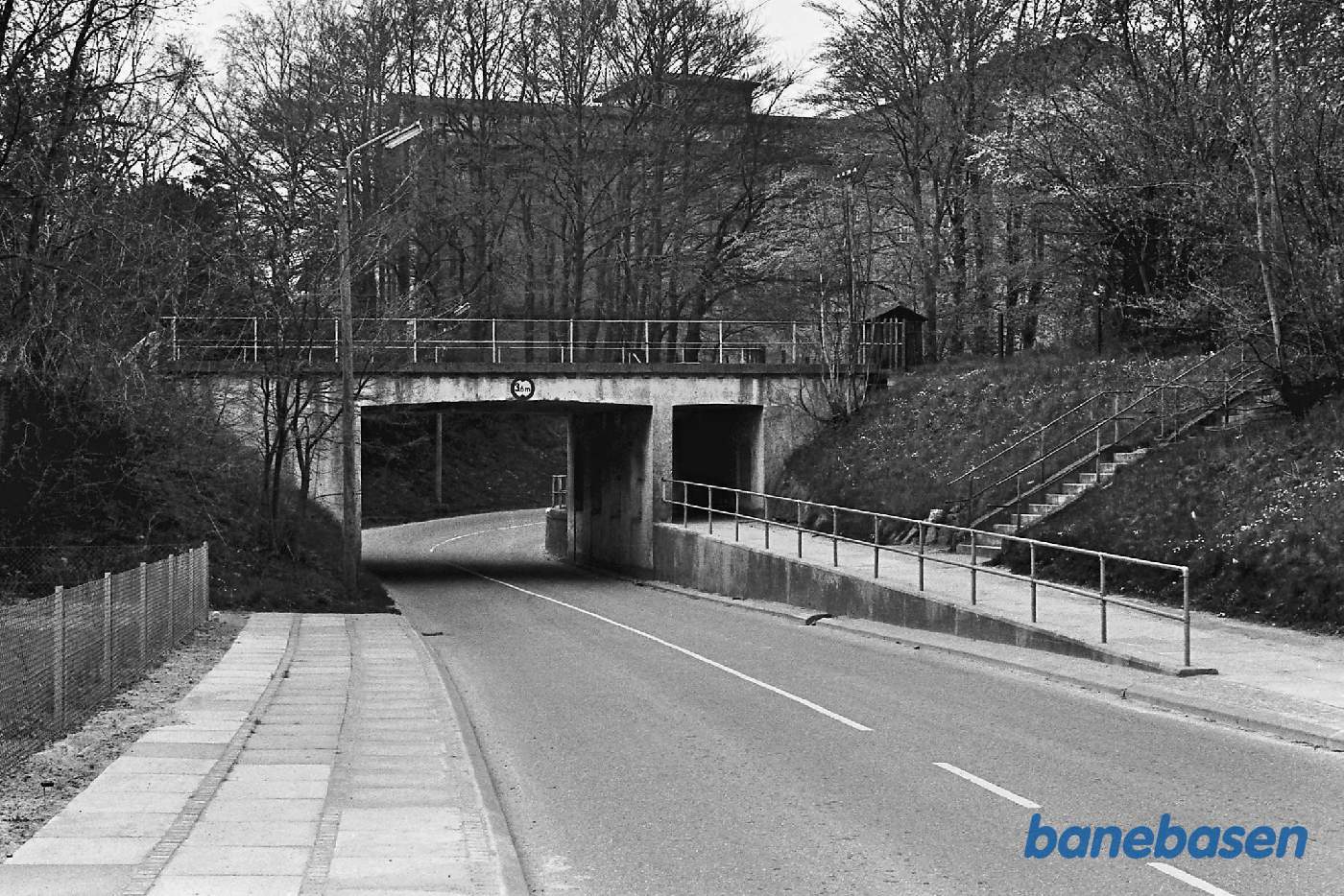 Bro over vej set fra syd