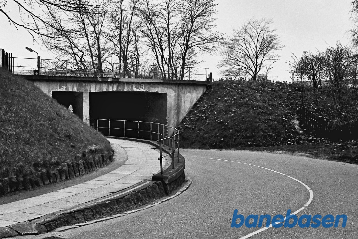 Bro over vej set fra nord Bro over vej set fra nord