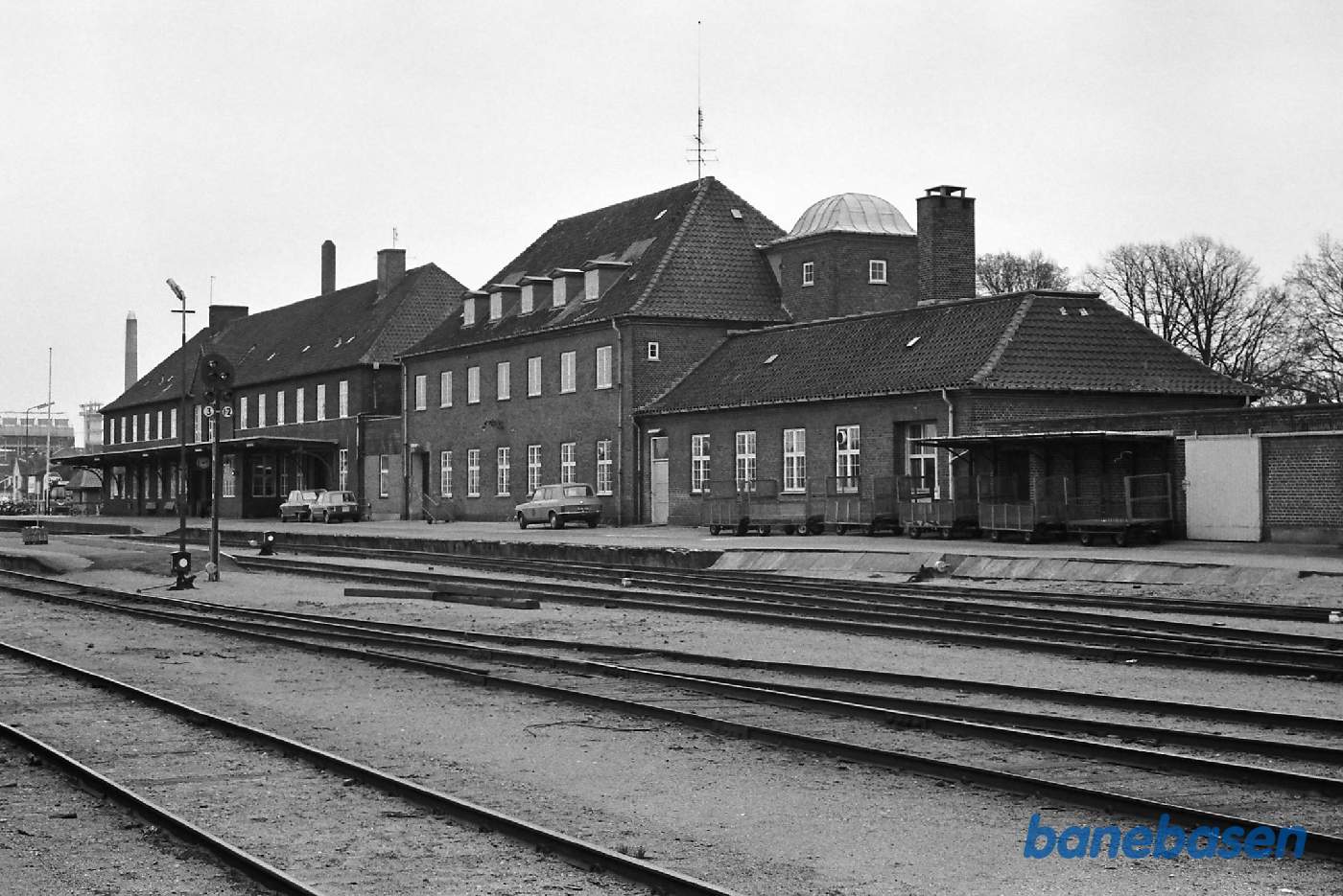 Stationen fra perron