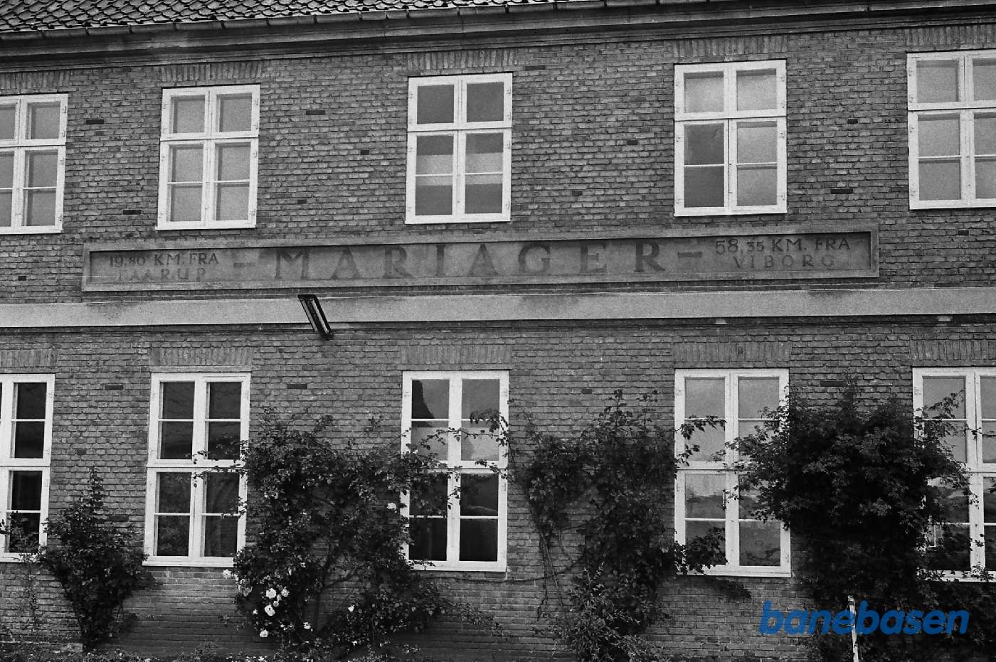 Stationskilt på bygningen Stationskilt på bygningen