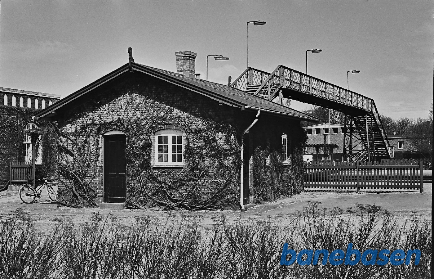 Toiletbygning fra gaden Toiletbygning fra gaden