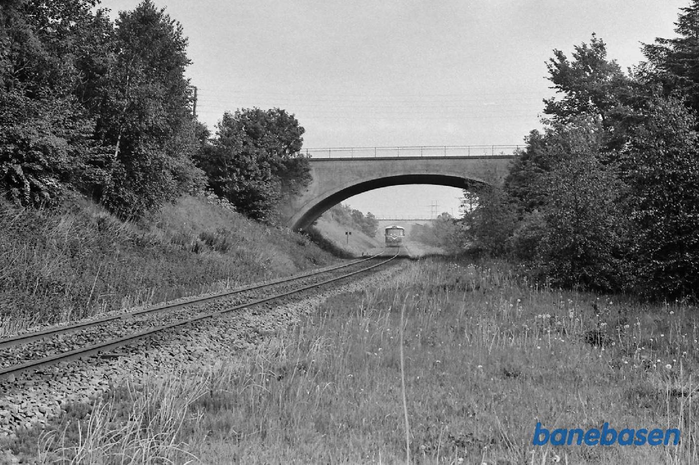 Vejbro set fra nord med tog