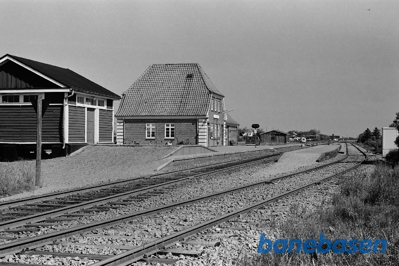 Varehus + station fra perron Varehus + station fra perron