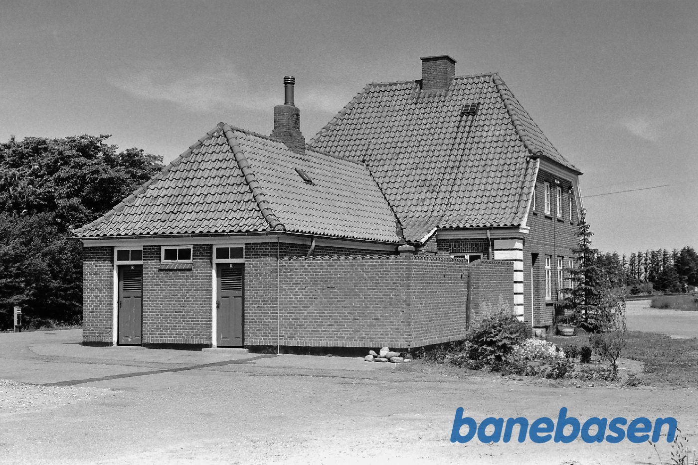 Stationen set fra gaden Stationen set fra gaden