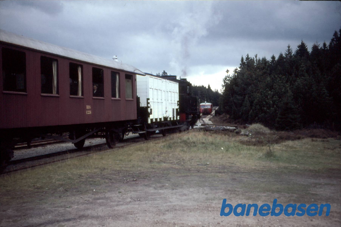 HOJ L 406 med særtog for DMJK afventer krydsning med skinnebus på Vrads station HOJ L 406 med særtog for DMJK afventer krydsning med skinnebus på Vrads station