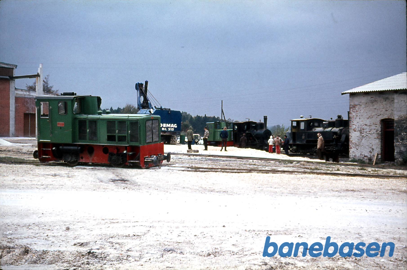 Smalspor. Faxe kalk diesellokomotiv ved remisen Smalspor. Faxe kalk diesellokomotiv ved remisen