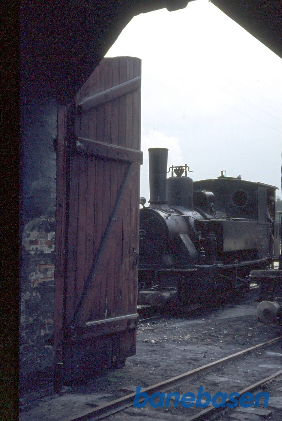 Smalspor. Faxe kalk FJ VI set inde fra remisen Smalspor. Faxe kalk FJ VI set inde fra remisen