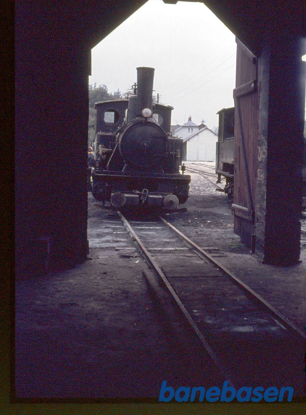 Smalspor. Faxe kalk FJ VI set inde fra remisen Smalspor. Faxe kalk FJ VI set inde fra remisen